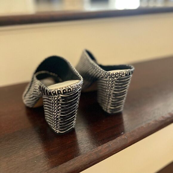 Black and white snakeskin textured slip on heels - Picture 4 of 5